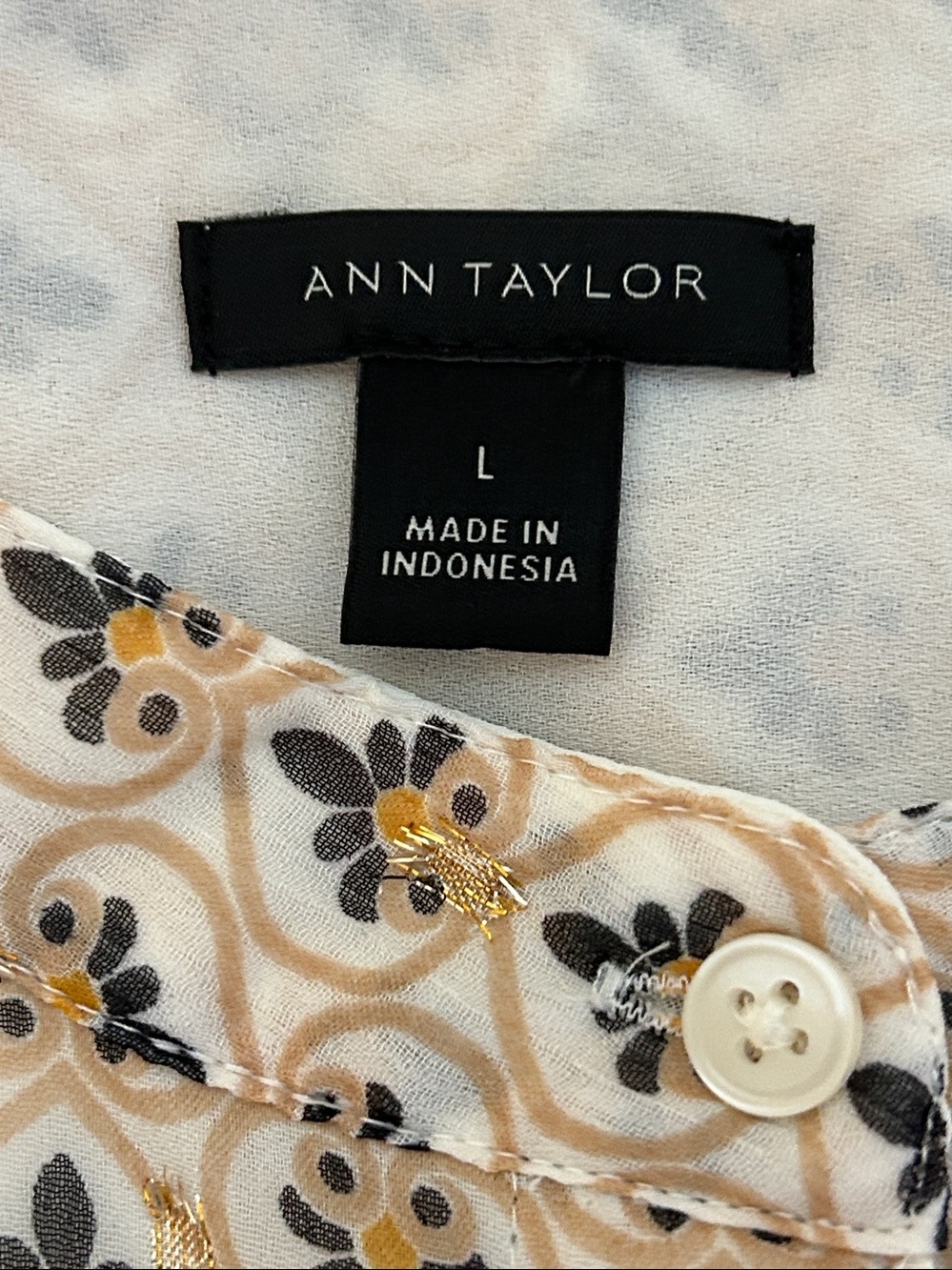 Ann Taylor No Tags Never Worn Concealed Button Front Top  Large - Picture 3 of 5